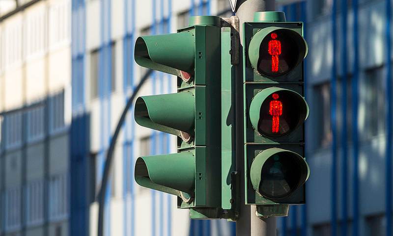 Darum gibt es gleich zwei rote Ampelmännchen