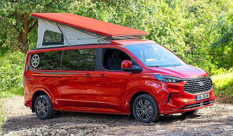Gestreckter Tourneo-Custom-Camper mit Heckbad
