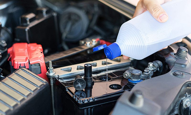 Hier wird destilliertes Wasser im Auto benutzt