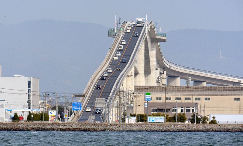 Japans irre Achterbahn-Brücke