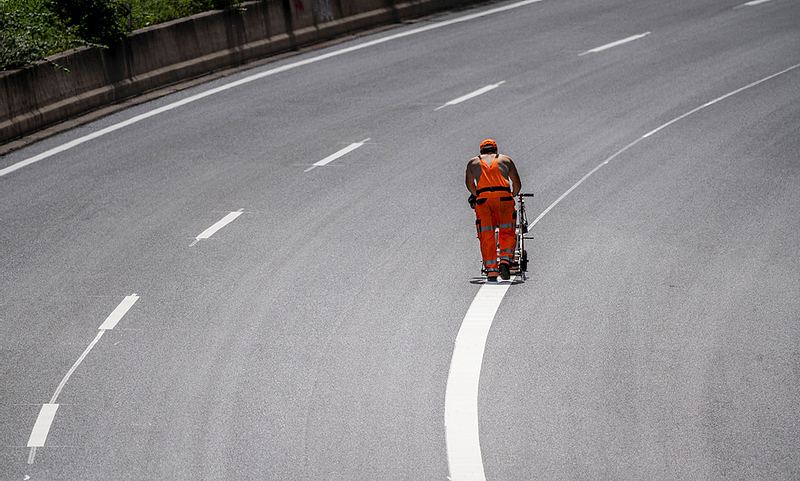 Leuchtfarbe soll Nachtfahrten sicherer machen