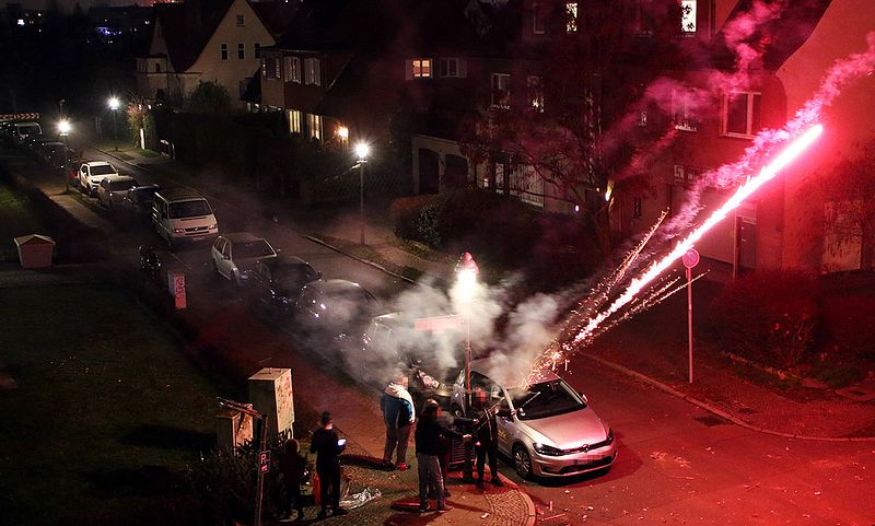 Silvesterfeuerwerk kann Schaden am Auto verursachen