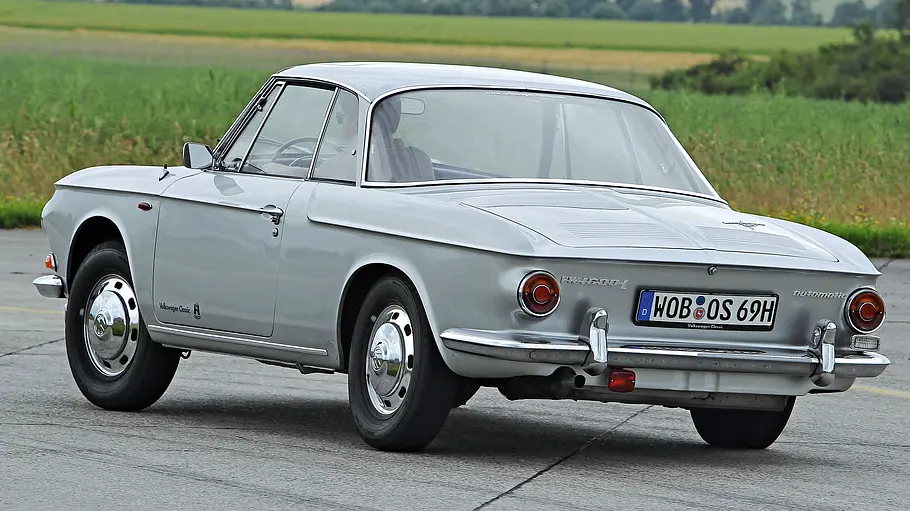 Der VW Karmann-Ghia Typ 34 fahrend von hinten
