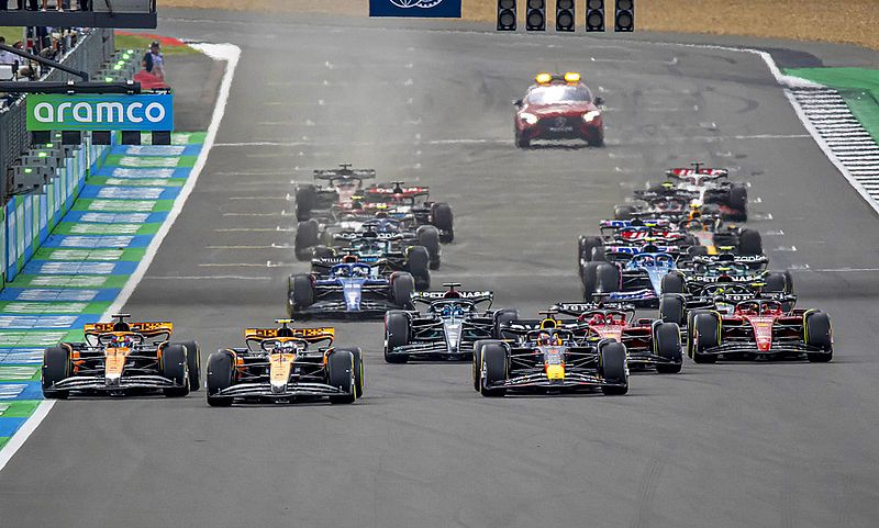 Verstappen in Silverstone siegreich