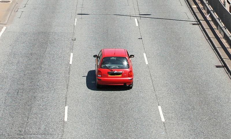 Was tun bei Mittelspurschleicher auf der Autobahn?