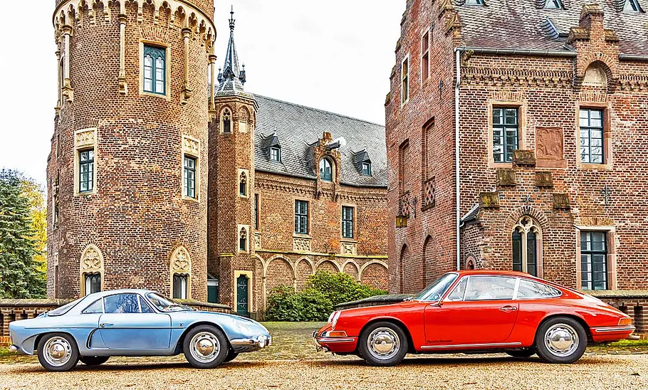 Die Alpine A108 und der Porsche 901 seitlich voreinander statisch fotografiert.