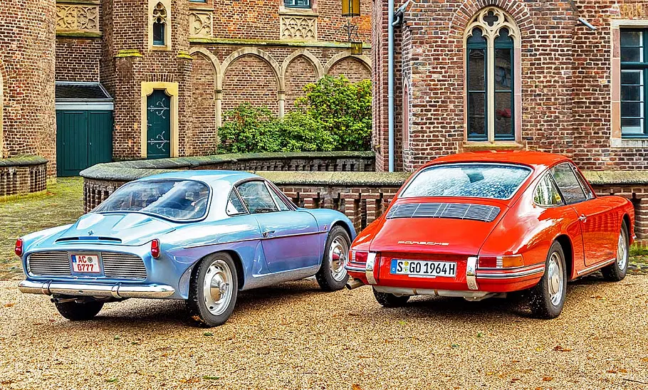 Die Alpine A108 und der Porsche 901 stehend von schräg hinten fotografiert.