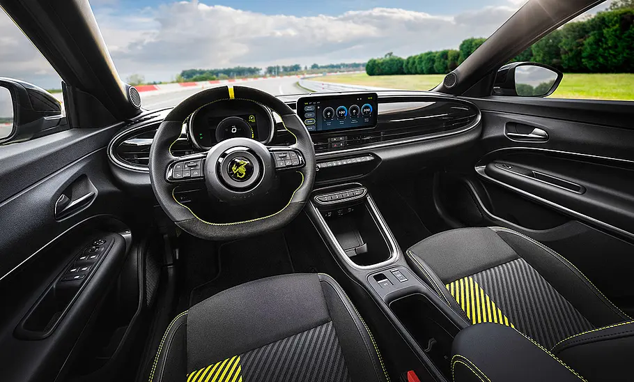 Das Cockpit des Abarth 600e (2024).
