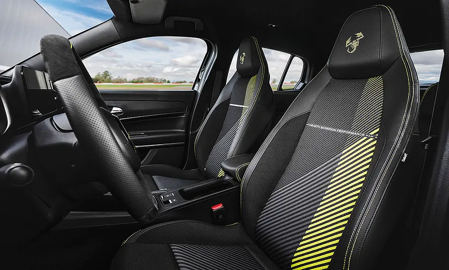 Die Vordersitze des Abarth 600e (2024).