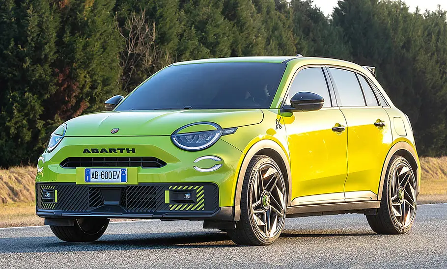 Der Abarth 600e (2024) statisch von schräg vorne fotografiert.