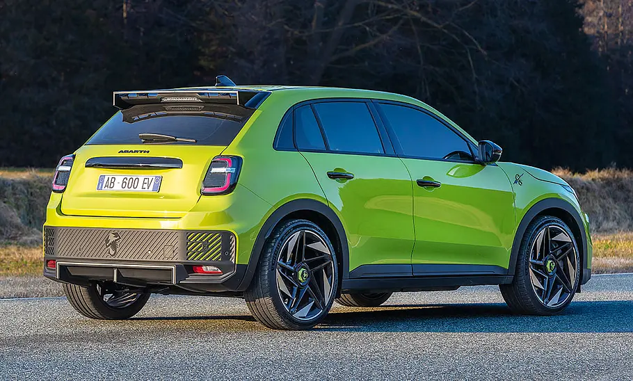 Der Abarth 600e (2024) statisch von schräg hinten fotografiert.