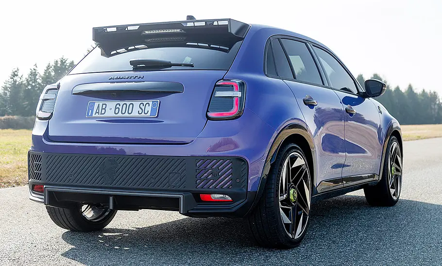 Der Abarth 600e (2024) statisch von schräg hinten fotografiert.