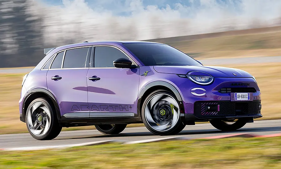 Der Abarth 600e (2024) driftend von schräg hinten fotografiert.