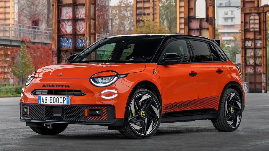 Blick vin schräg vorne auf den Abarth 600e Competizione (2026).