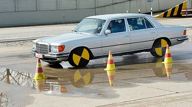 Mercedes S-Klasse (W116) bei Testbremsung - Foto: Mercedes