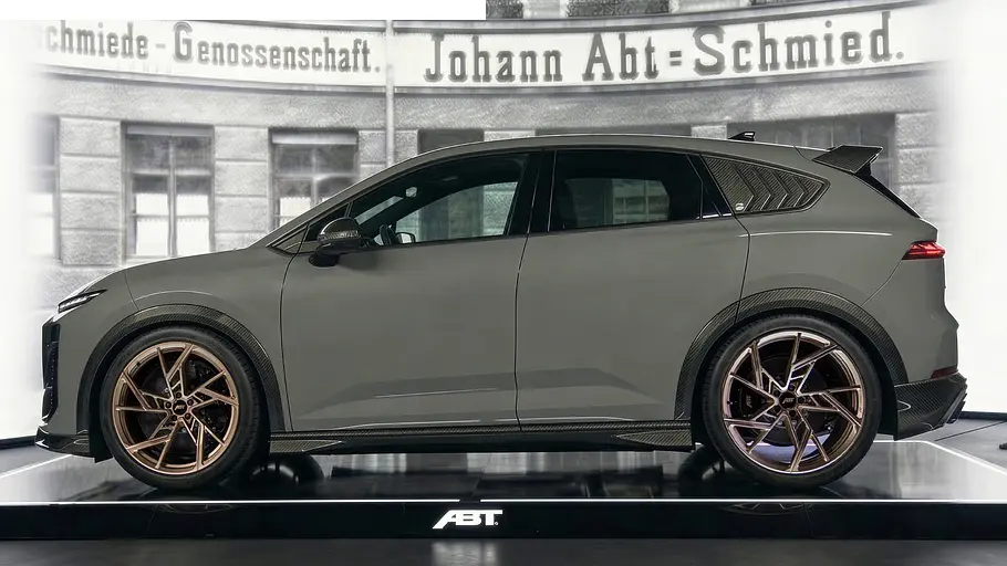 Ein Rendering des Abt Audi A2 e-tron statisch im Profil links vor einem Studio-Hintergrund.