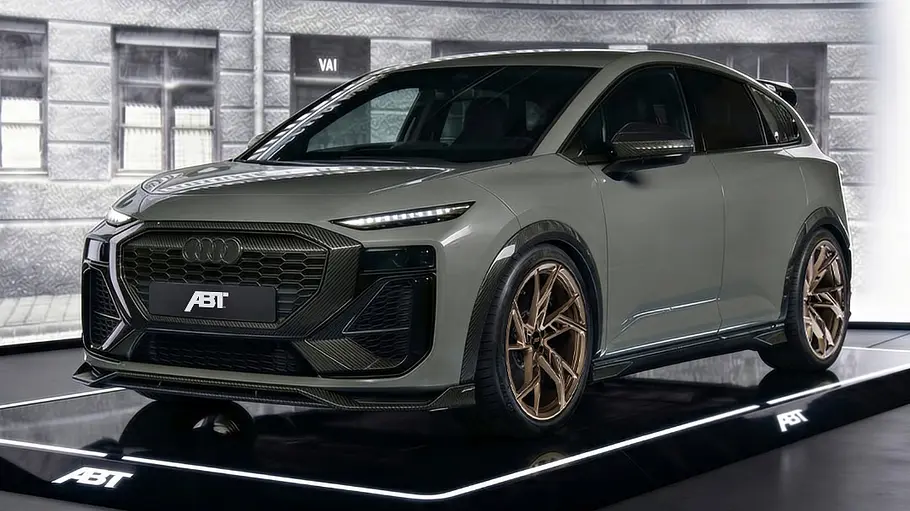 Ein Rendering des Abt Audi A2 e-tron statisch von schräg vorne links vor einem Studio-Hintergrund.