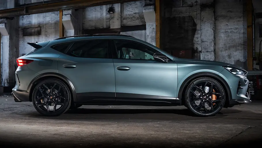 Abt Cupra Formentor VZ5 635 Der Abt Cupra Formentor VZ5 635 stehend seitlich.