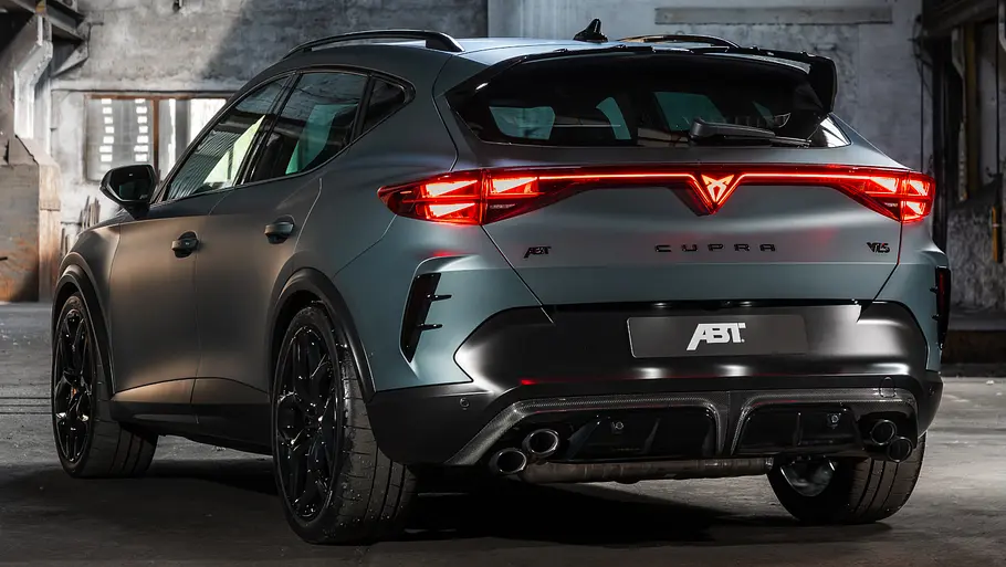 Abt Cupra Formentor VZ5 635 Der Abt Cupra Formentor VZ5 635 stehend von schräg hinten.