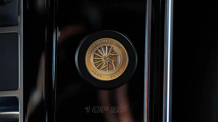 Detailansicht auf die Jubiläumsmünze im Innenraum der Abt RS 6 Legacy Edition 800.