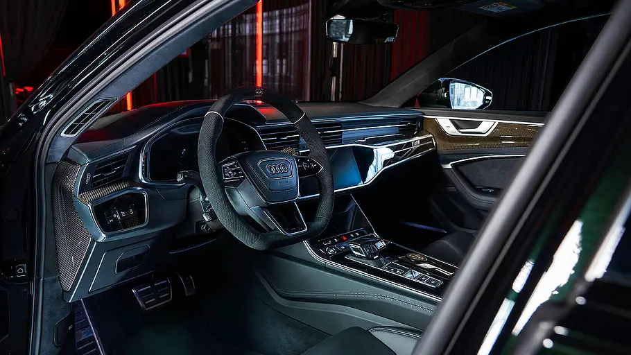 Blick auf die Armaturen im Innenraum der Abt RS 6 Legacy Edition 800.