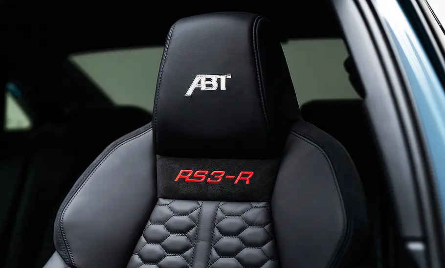 Blick auf die gestickten Logos in den Vordersitze im Innenraum des Abt RS 3-R.