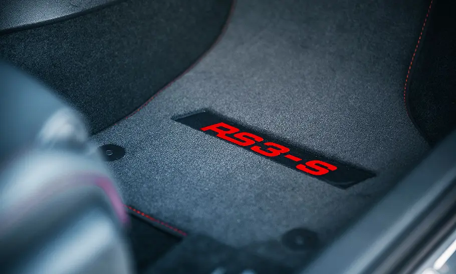 Abt RS3-S (2024); Kompaktsportler; Kompaktklasse; Tuning; getuntes Auto; Innenraum; Fußmatte; Logo