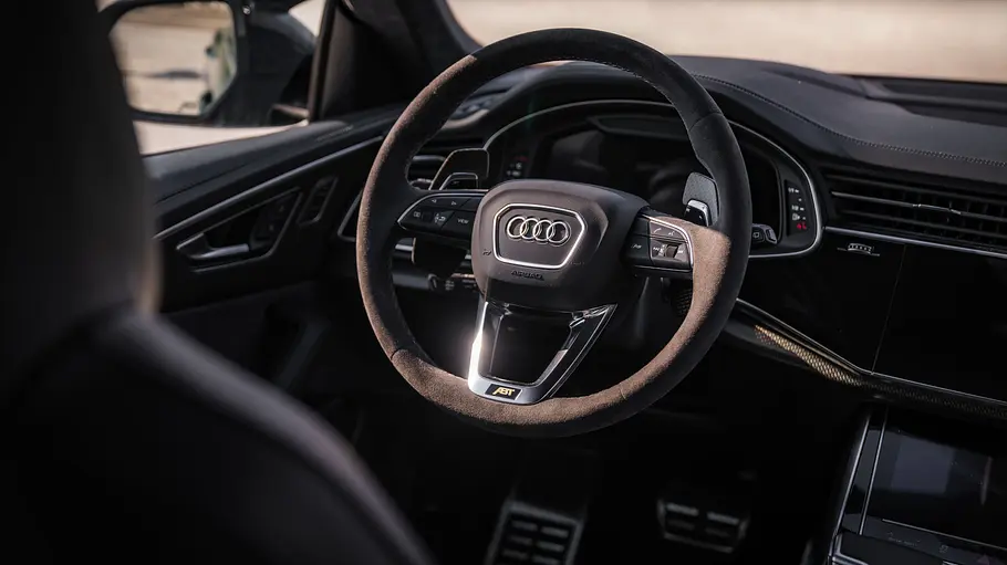 Das Cockpit des Abt RSQ8-LE 1000