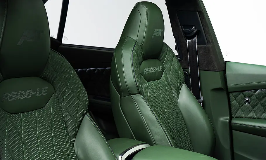 Man sieht den Innenraum des Abt RSQ8 Legacy Edition mit Individual Interieur Paket.