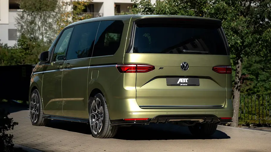 Abt VW Multivan Der Abt VW Multivan stehend von schräg hinten