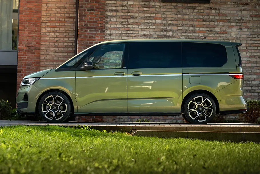Abt VW Multivan Der Abt VW Multivan stehend seitlich