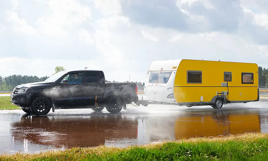 Anhängerreifen im ADAC-Test Ein Messanhänger beim ADAC-Anhängerreifen-Test an der Anhängerkupplung eines Testfahrzeugs.