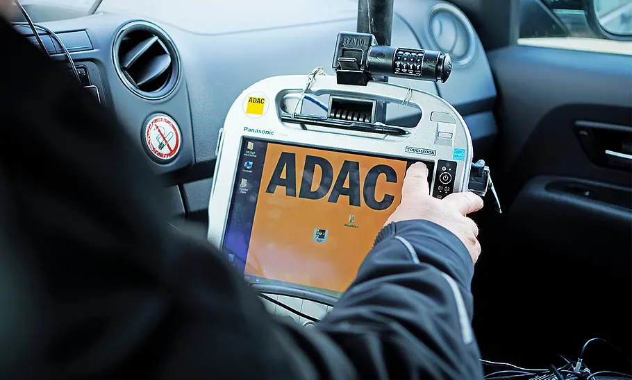 Anhängerreifen im ADAC-Test Das Detailfoto zeigt ein Tablet in den Händen eines Prüfingenieurs.