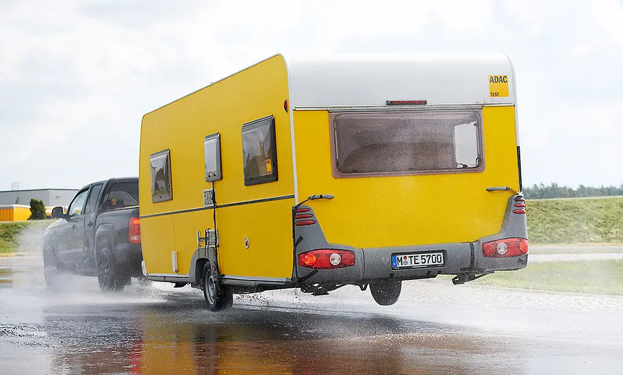 Anhängerreifen im ADAC-Test Ein Messanhänger beim Fahrdynamik-Test an der Anhängerkupplung eines Testfahrzeugs.