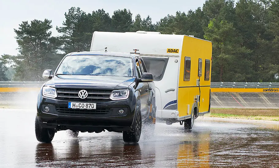 Anhängerreifen im ADAC-Test Ein Messanhänger beim Nassbremsen an der Anhängerkupplung eines Testfahrzeugs.