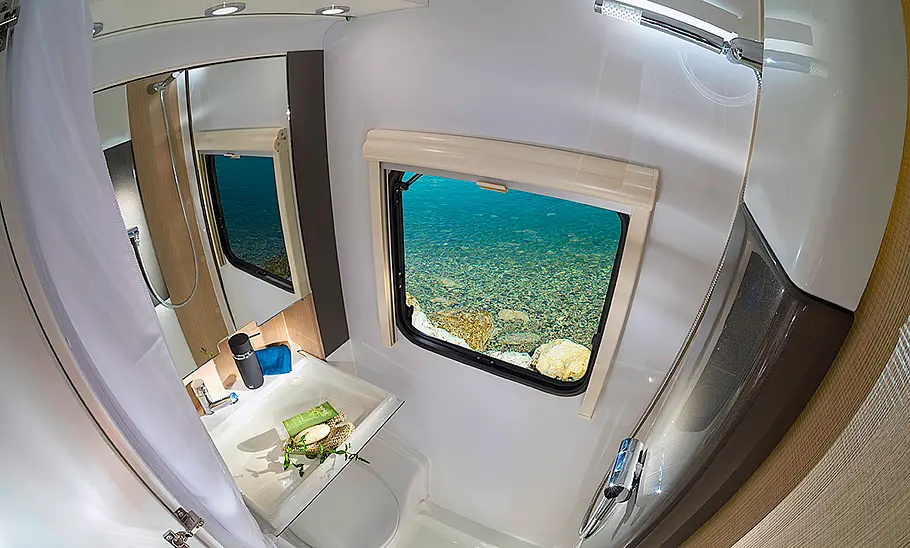 Das Badezimmer des Adria Action 361 LH (2024).