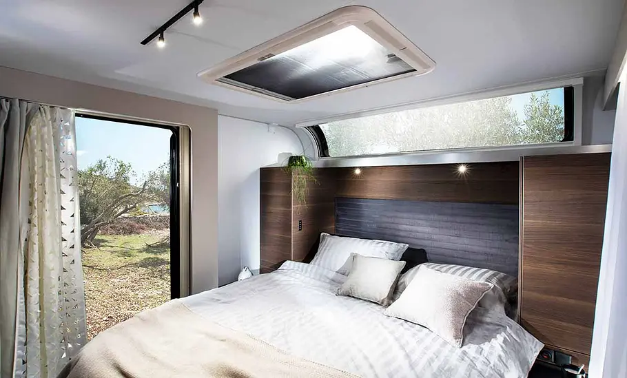 Die Innenaufnahme zeigt das Schlafzimmer des Adria Astella (2026).
