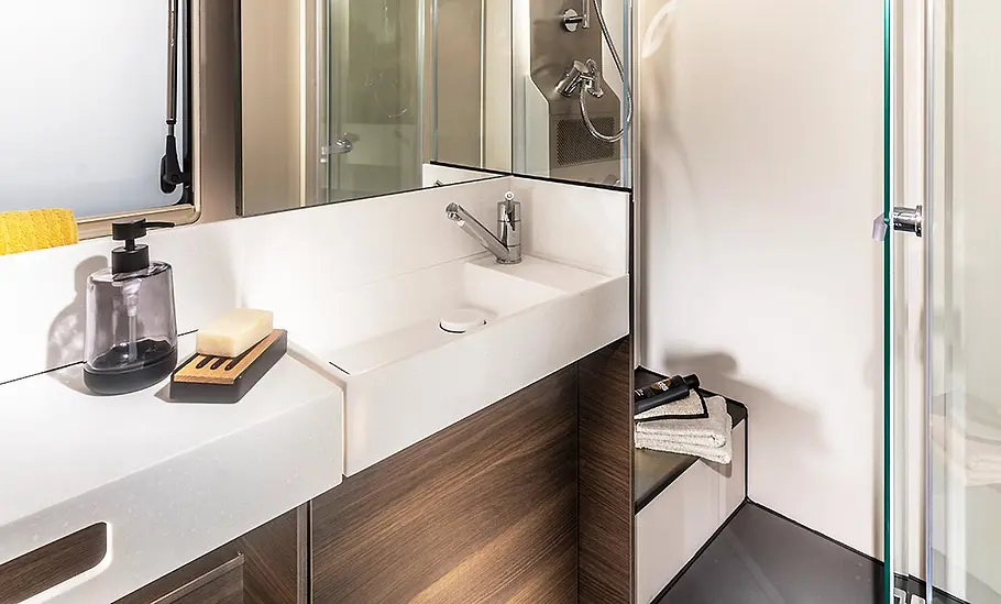 Das Badezimmer des Adria Astella 904 HP (2026).