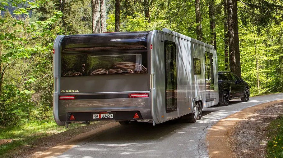 Der Adria Astella 904 HP von schräg hinten am Haken eines VW Tayron.
