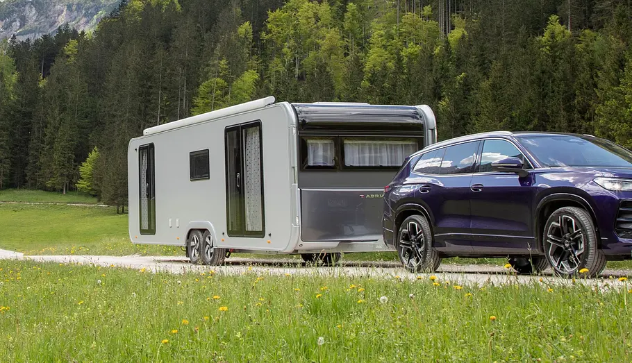 Der Adria Astella 904 HP von schräg vorne am Haken eines VW Tayron.