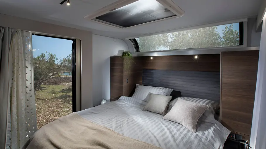Das Schlafzimmer des Adria Astella 904 HP.