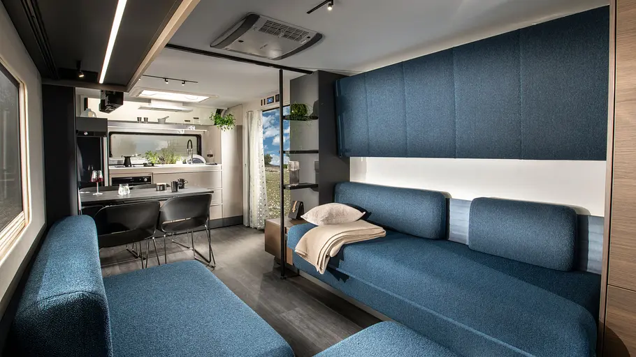 Sicht durch den Wohnraum des Adria Astella 904 HP.