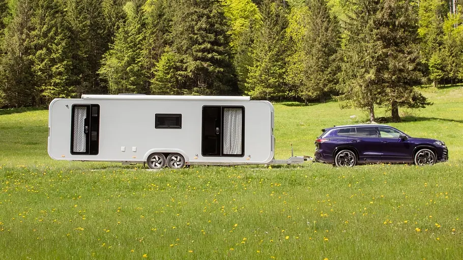 Der Adria Astella 904 HP von der Seite rechts am Haken eines VW Tayron.