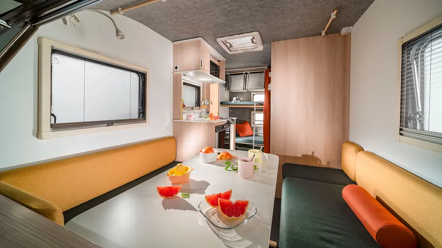 Durchsicht durch den Wohnraum des Adria Aviva Lite.
