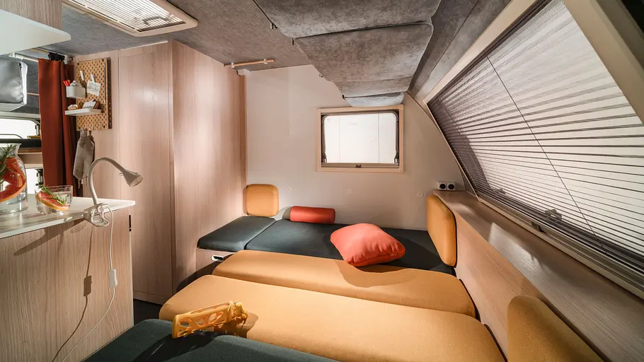 Adria Aviva Lite 360 DK Blick auf die Sitzgruppe im Adria Aviva Lite im Umbau als Doppelbett.
