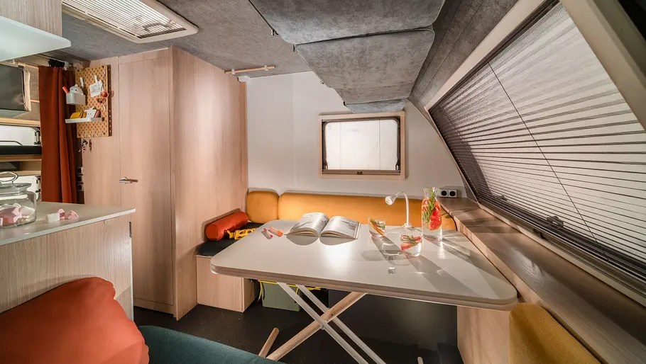Adria Aviva Lite 360 DK Blick auf die Sitzgruppe im Adria Aviva Lite.