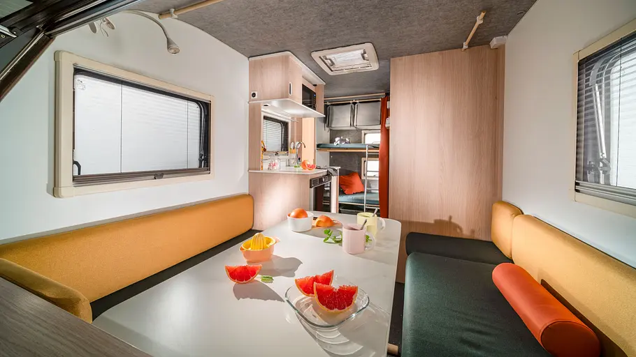 Adria Aviva Lite 360 DK Durchsicht durch den Wohnraum des Adria Aviva Lite mit Blick in Richtung Heck.