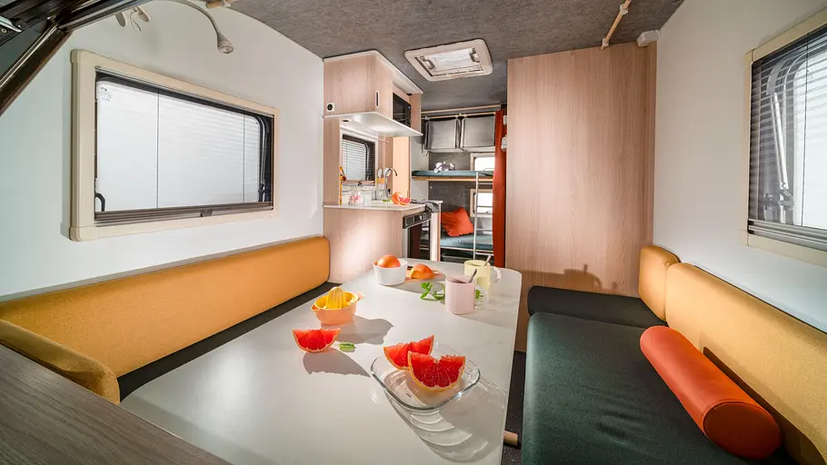 Adria Aviva Lite 360 DK Durchsicht durch den Wohnraum des Adria Aviva Lite mit Blick in Richtung Heck.