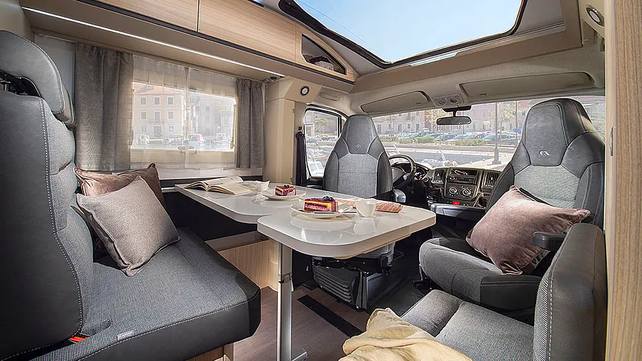 Adria Compact Die Sitzgruppe des Adria Compact SL in der Ansicht von schräg hinten.