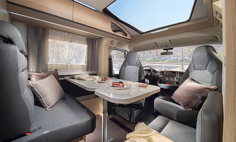 Adria Compact (2024); Innenansicht, Sitzgruppe